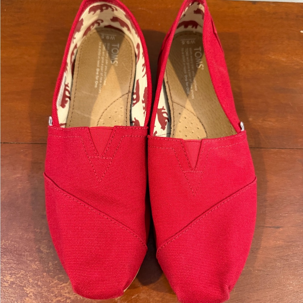 Almost new Tom’s women’s slip on shoes